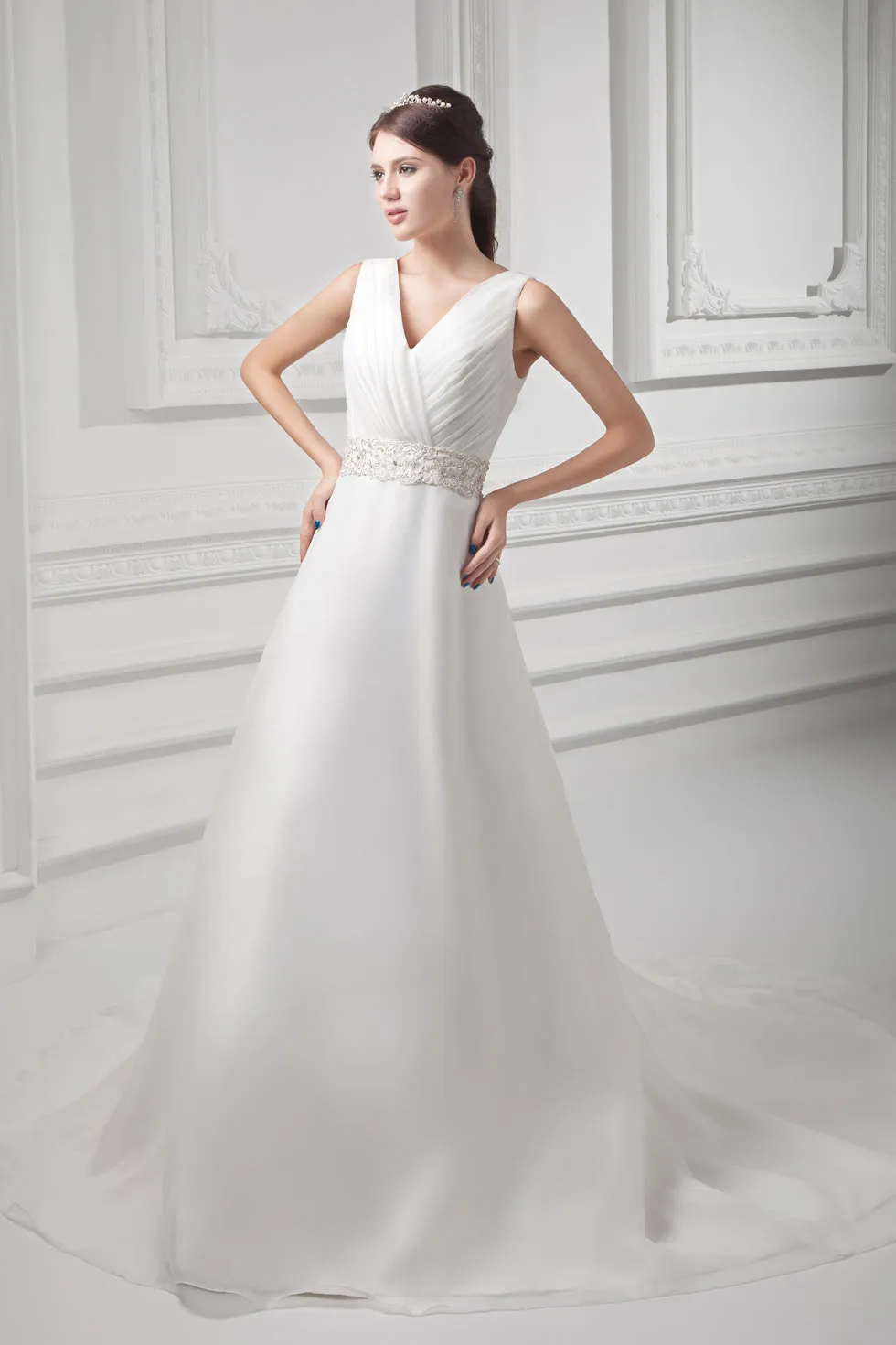 Robe mariée en organza ceinturée de bijoux à col V